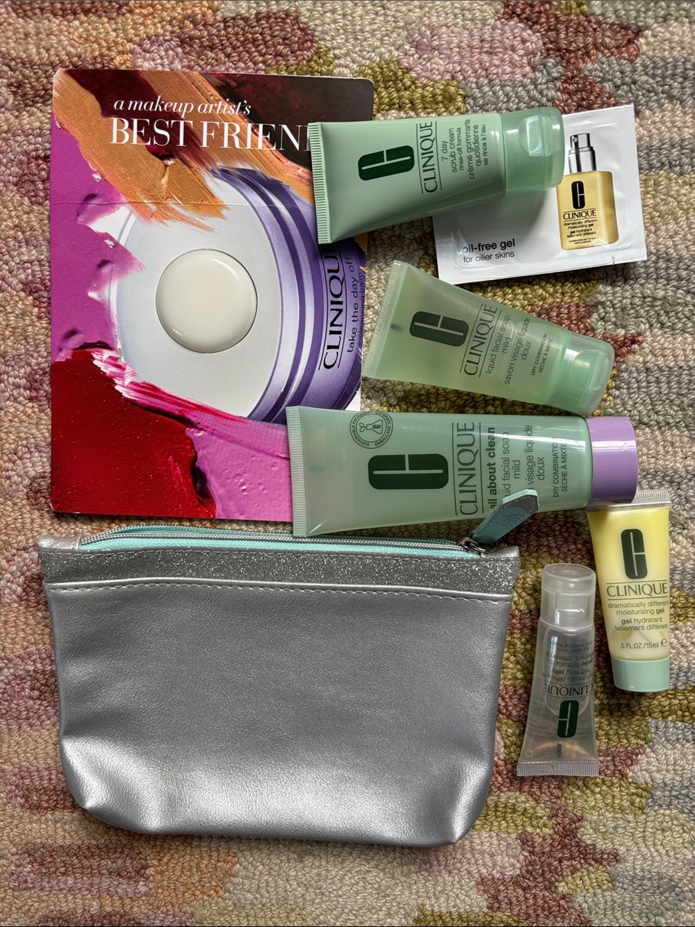 Clinique 8-pc Sparkly bomb FACE IT! All samples to clean and moisturize skin